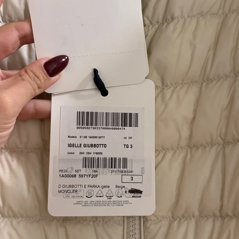 Moncler igelle short jacket. Size 3. Brand new - Picture 2 of 2